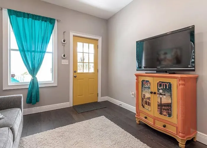 Franks Farmhouse Shotgun Style Apt In Ybor City